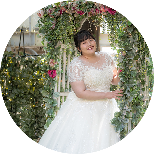 ドレス　白　ガーデンウェディング　ウェディングアーチ